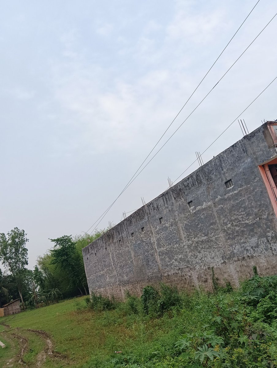 KumarSharm99566's tweet photo. @SEVA_NBPDCL ,@officecmbihar ,@BIHAR_CM 
  बांस के सहारे हो रही बिजली की आपूर्ति छातापुर,सुपौल,बिहार के वार्ड 2 और 17 में! विभागिये उदासिनता के करण कभी भी हो सकती हैं,अप्रिये घटना!11000 उच्च तनाव वायर भी सालो पुराना और बहुत कमजोर हो चूका है और नीचे लटक रहा है! https://t.co/uEYJbsPCz6