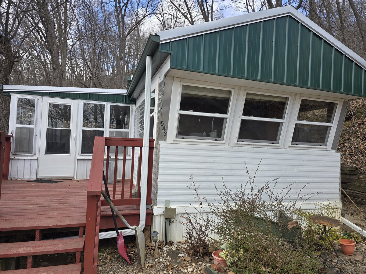 WinneshiekView's tweet image. Spring cleaning at the 2 bedroom moblie home.Getting ready for the season #ferryville #furnishedrental #pool9 #winneshiekview