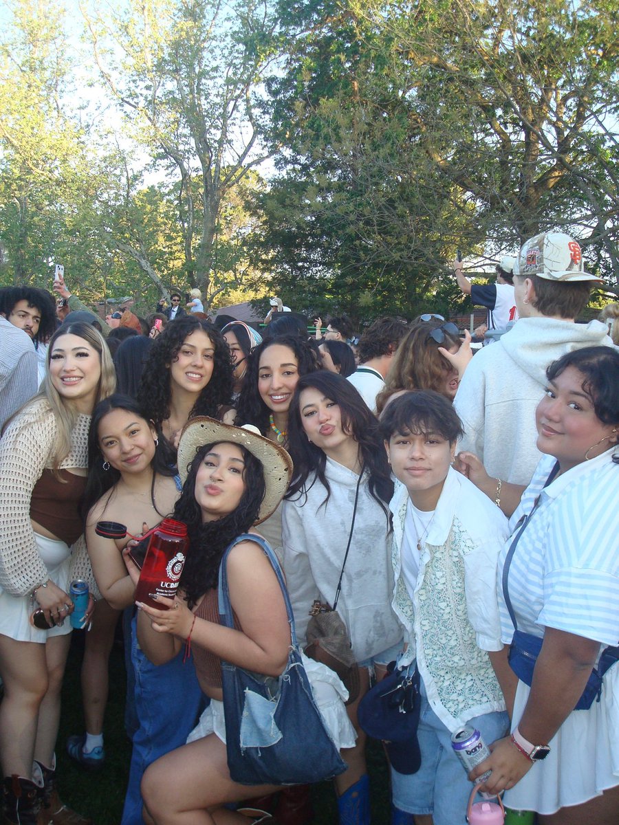 dalilahfyb's tweet image. my worlds collided on #PicnicDay 🤠🧺