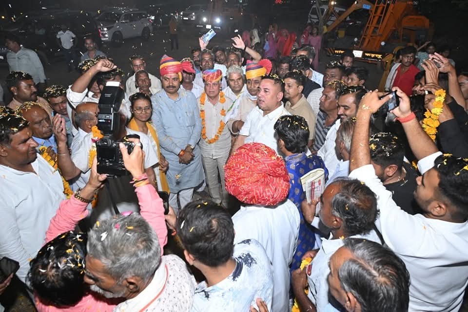 TikaRamJullyINC's tweet image. पाली के लिए आगे बढ़ते हुए, आप सभी के स्नेह और आशीर्वाद को दिल में संजो कर ले जा रहा हूँ।
शुक्रिया इन खूबसूरत एहसास के लिए, आपको दिल से धन्यवाद 🙏 #Pali #Rajasthan