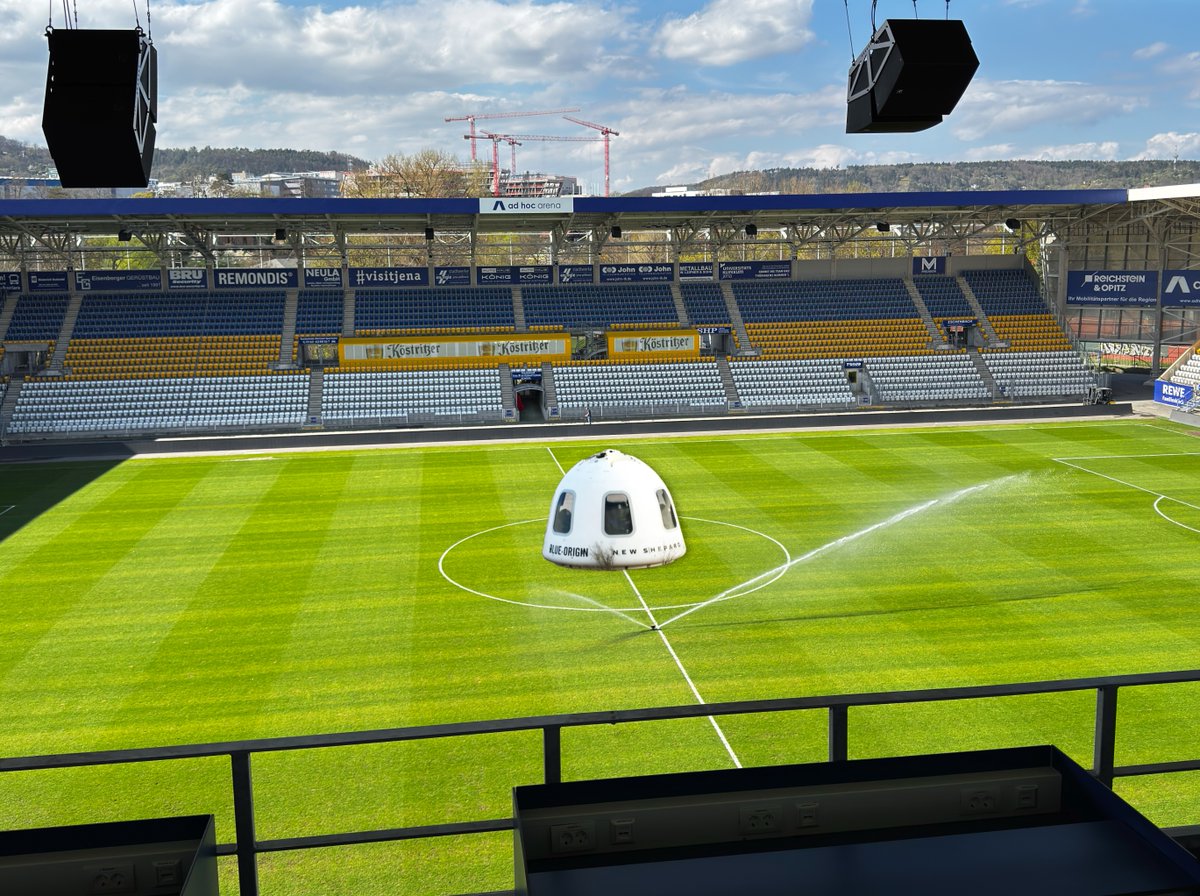 fccarlzeissjena's tweet image. Sorry, but we didn&apos;t ordered that 📦
@amazon @amazonDE @JeffBezos 

@AmazonAlexa how can we send it back?

#BlueOrigin #KatyPerry #JeffBezoz #rocket