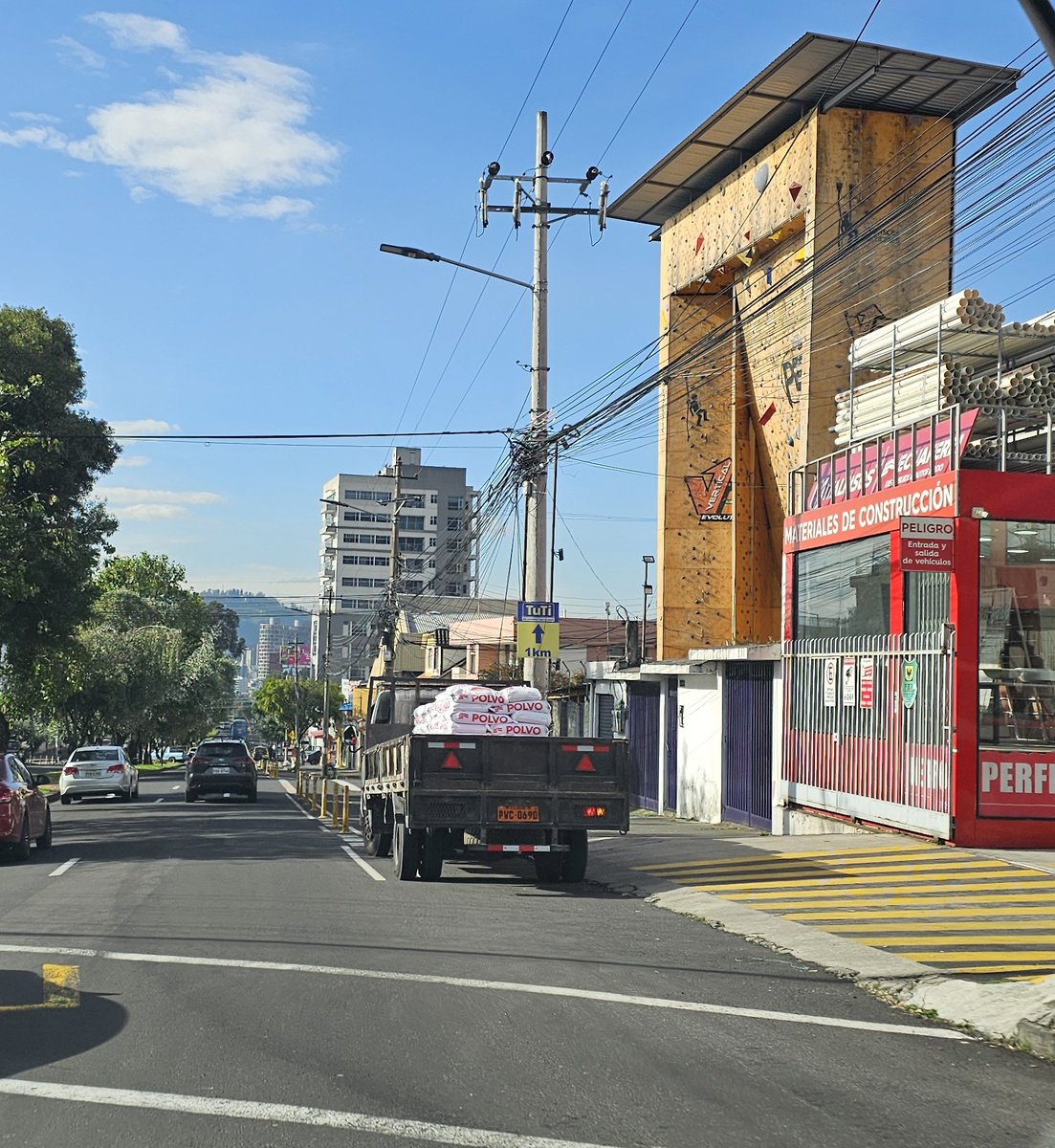javoec's tweet photo. Lunes #SinPlacasEc + #InvasionCicloviaUIO en #Quito srs @AMT_Quito @washo2627 @pabelml. Independientemente de quien ganó las #Elecciones2025, hay ciudadanos que como conducen, seguirán teniendo al #Ecuador en el subdesarrollo. https://t.co/z31naOF6oM