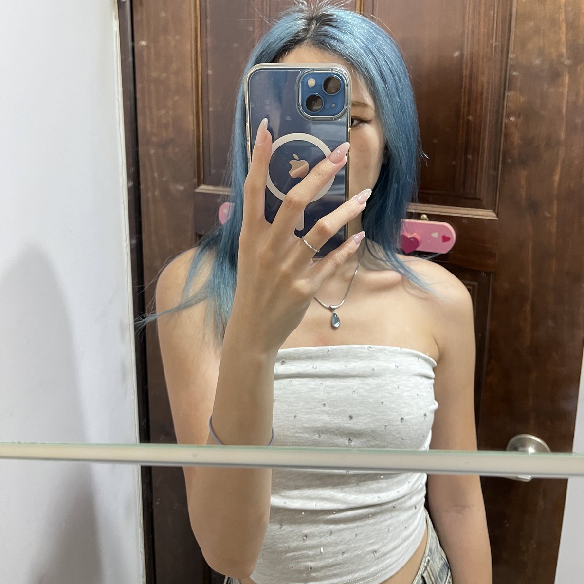 不知道我是想展示我的手還是衣服
但是 我是想說我很喜歡衣服上的鑽鑽 https://t.co/xTpf2eTuuF