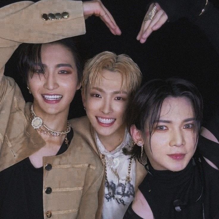 무대 끝내고 땀에 젖어서 이마에 머리카락 다 붙어있는데 그냥 그것마저 이들의 청춘같아