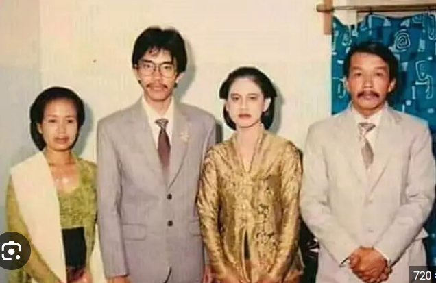 You_D86's tweet photo. @Bara___Akbar Jokowi dan bu Iriana https://t.co/pFSqieQr8S