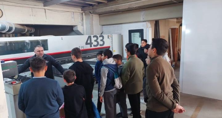 sinopilmem's tweet photo. “Herkesin Bir Mesleği Olmalı” Projesinde İlk Ziyaretler Gerçekleştirildi

Valiliğimizin himayelerinde, İl Millî Eğitim Müdürlüğümüz koordinesinde yürütülen “Öğrencilerimizi Mesleğin Ustalarıyla Buluşturuyoruz” projesi kapsamında saha ziyaretleri başladı.

Projenin ilk gününde;
Şehit Halil Özdoğru Ortaokulu öğrencilerimiz, Sinop Küçük Sanayi Sitesi’nde Oto Tamir Ustası Halit Fidan ve Rektefe Ustası Ali Oğuz ile bir araya gelirken,
Abalı Ortaokulu öğrencilerimiz ise Oto Balans Ustası Taner Akyol ve Mobilya Ustası Mehmet Kaya’nın iş yerlerine konuk oldu.

Ustalarımızın bilgi ve deneyimlerini yerinde dinleyen öğrencilerimiz, gerçek iş ortamını gözlemleyerek meslekler hakkında bilinçlendi, kariyer hayallerini şekillendirecek önemli kazanımlar elde etti.

İş gücünün temel taşı olan meslek erbaplarını genç nesillerle buluşturmayı amaçlayan bu değerli projeye verdikleri güçlü destek için Valimiz Sayın Dr. Mustafa Özarslan’a en içten teşekkürlerimizi sunarız.

Ziyaretler, belirlenen takvim doğrultusunda ilimizdeki 8. sınıf öğrencilerinin katılımıyla devam edecek.

#HerkesinBirMesleğiOlmalı
#MesleğinUstalarıylaBuluşuyoruz
👇
@tcmeb 
@Yusuf__Tekin 
@TCSinopValiligi 
@mustafaozarslnn 
@OsmanCebeci