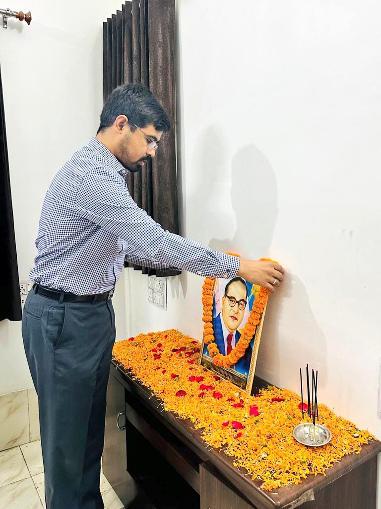 बाबा साहेब डॉ. भीमराव अम्बेडकर की जयंती के अवसर पर आज बाबा साहब की प्रतिमा पर माल्यार्पण कर श्रद्धा सुमन अर्पित किया। संविधान के रचयिता बाबा साहेब के मूल्यों और उनके आदर्शों को आत्मसाथ करते हुए सभी को उनसे प्रेरणा लेनी चाहिए।
<a href="/JharkhandCMO/">Office of Chief Minister, Jharkhand</a> 
<a href="/prdjharkhand/">IPRD Jharkhand</a>