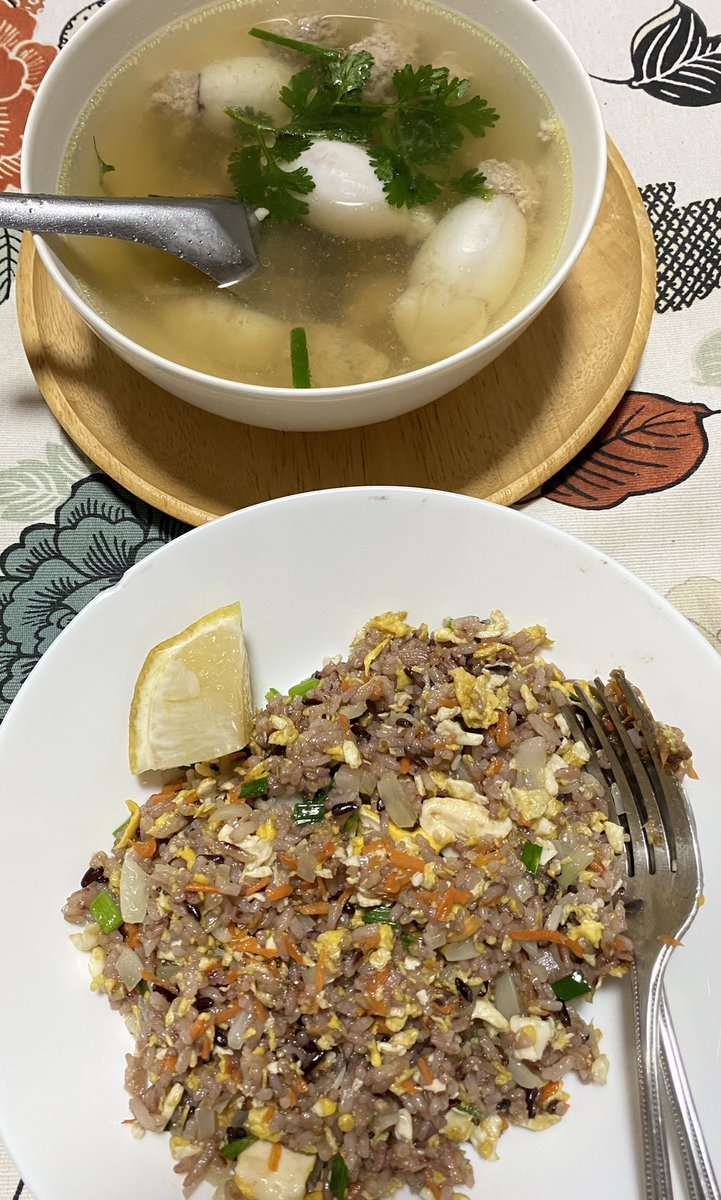 Midnight12AMARP's tweet photo. ข้าวผัดไข่ แกงจืดหมึกยัดไส้หมูสับ
#MidChen #MidDine https://t.co/yhuhPKqTYD