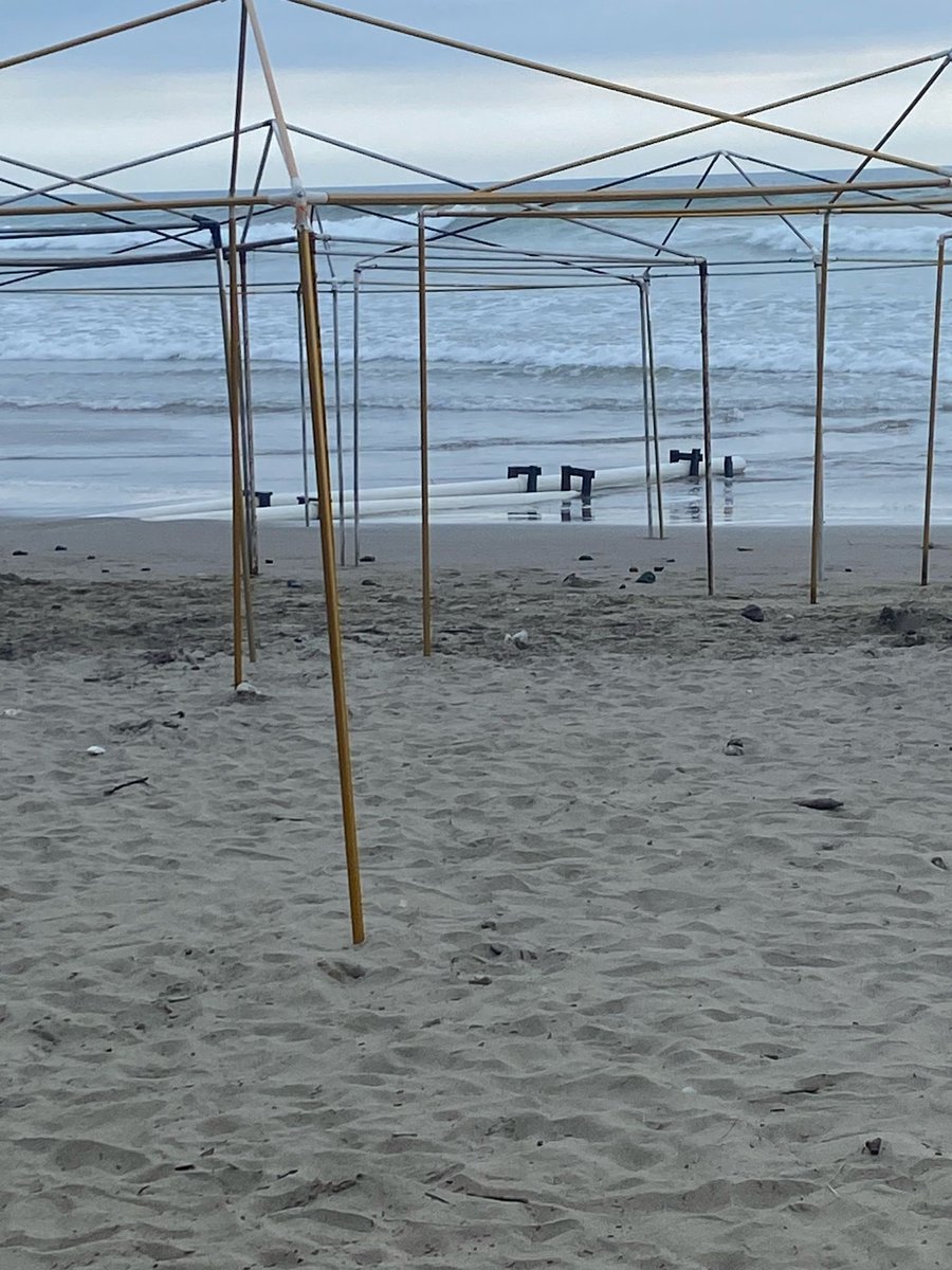 Playa de Olon, en pleno pueblo, salida al mar…
Tubería que viene desde inmuebles y va al mar