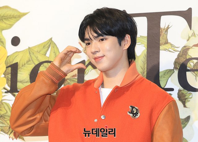 브랜드들 러브콜 듬뿍 받는 차준환🎀

              🏠Gucci                    🧳Louis Vuitton

             🌊Hermès                   🧡Dior (again!)