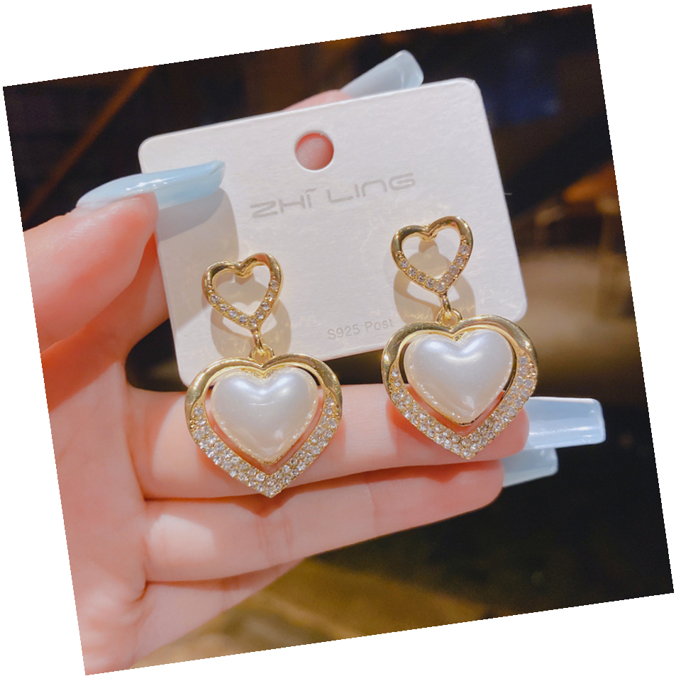 SwipeKart's tweet photo. These dreamy heart drop earrings feature a pearl center wrapped in gold and crystal accents — perfect for adding a touch of romance to any look! ✨
💛 Lightweight &amp; stylish
💛 Great for gifting or glam nights out!
#PearlEarrings #HeartJewelry #DailyStyle #JewelryDrop #ShopSmall https://t.co/DNbTuJtF9J
