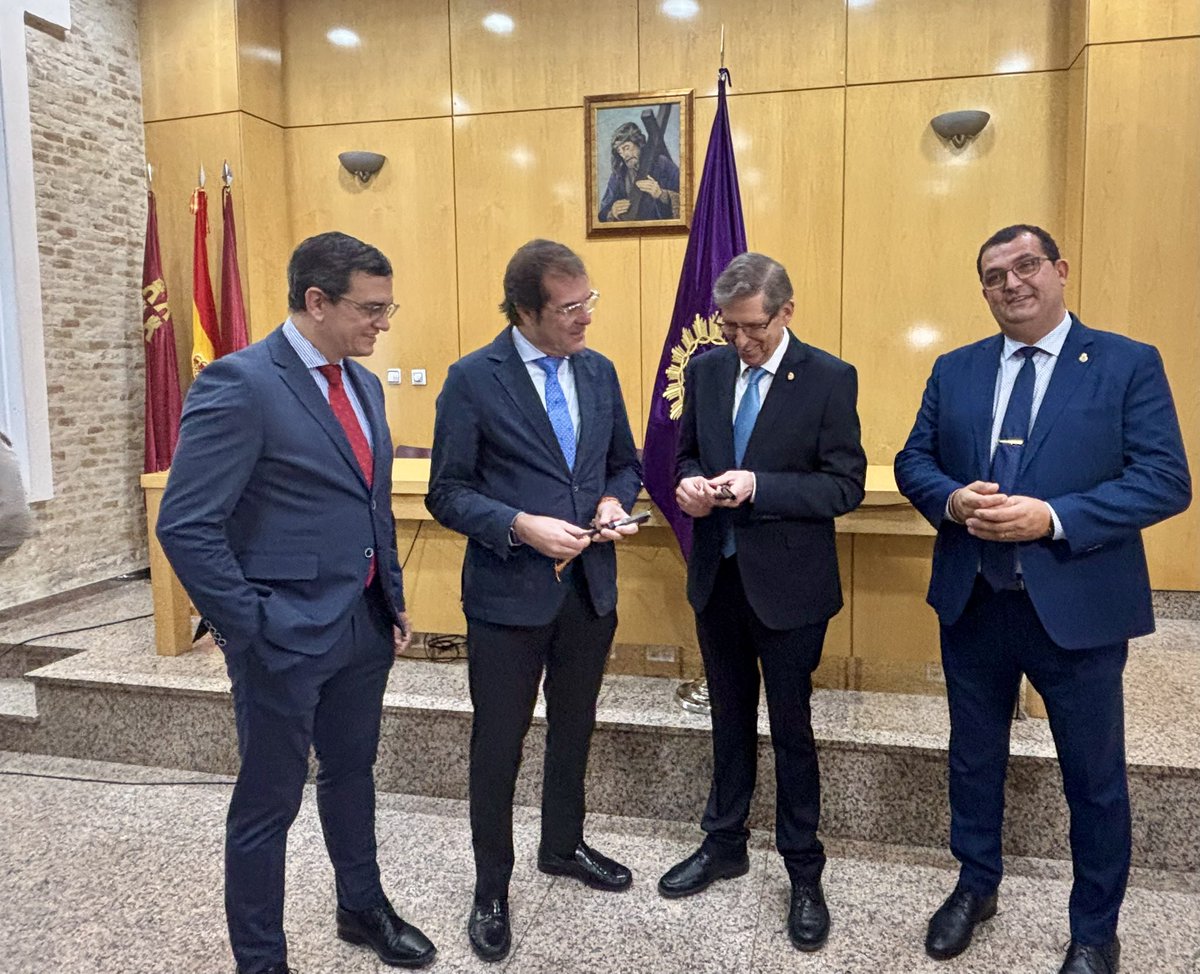 PuertodeCtg's tweet image. Como ya es tradición, el presidente de #APC, @pedropablohh ,ha entregado al Hermano Mayor @marrajos, Francisco Pagán,y al presidente @NazarenoCT, Manuel Hernández,de la Llave de la Puerta Monumental de la Cofradía Pescadores desde la que partirá el trono de nuestro Jesús Nazareno