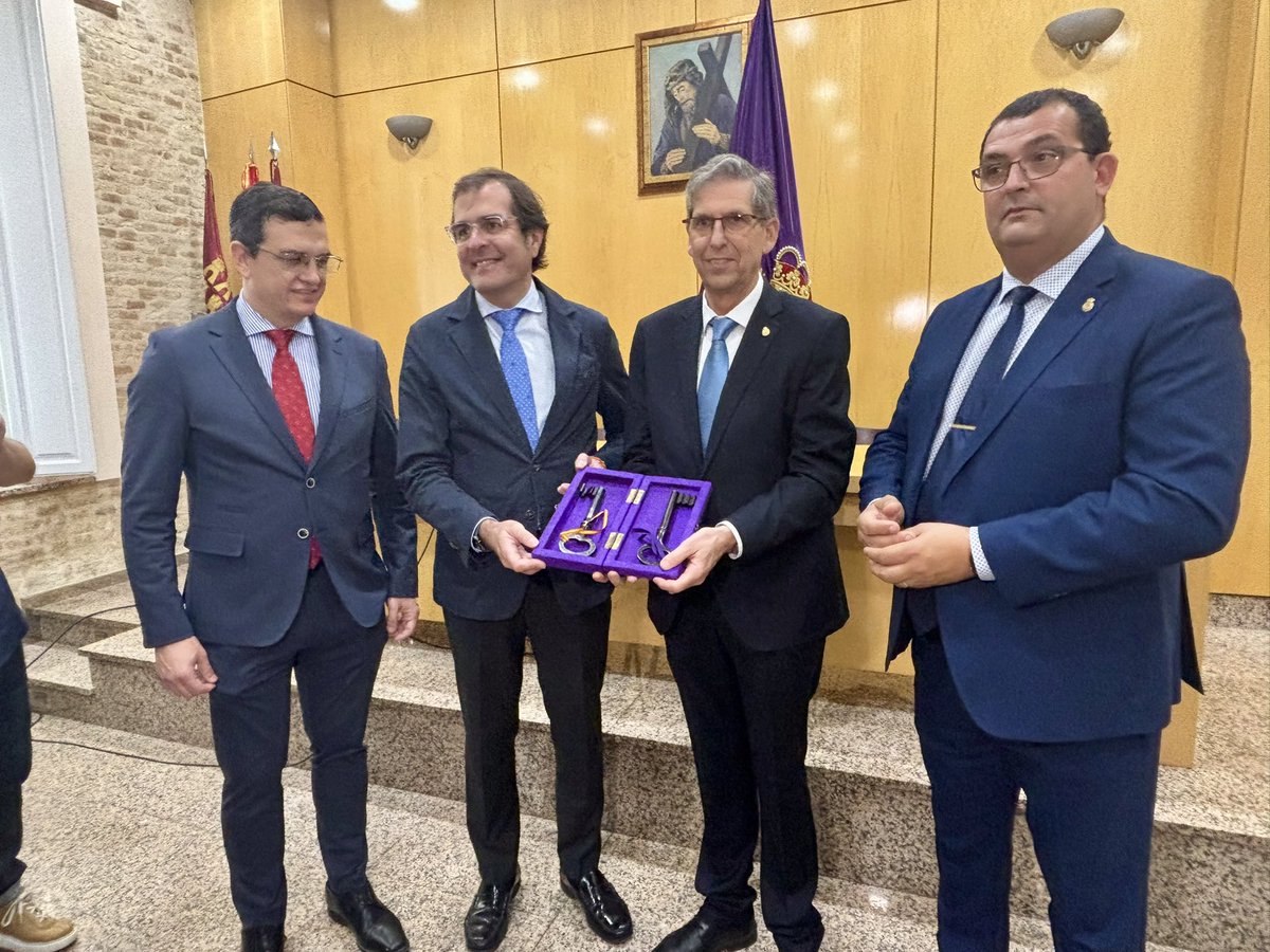 PuertodeCtg's tweet image. Como ya es tradición, el presidente de #APC, @pedropablohh ,ha entregado al Hermano Mayor @marrajos, Francisco Pagán,y al presidente @NazarenoCT, Manuel Hernández,de la Llave de la Puerta Monumental de la Cofradía Pescadores desde la que partirá el trono de nuestro Jesús Nazareno