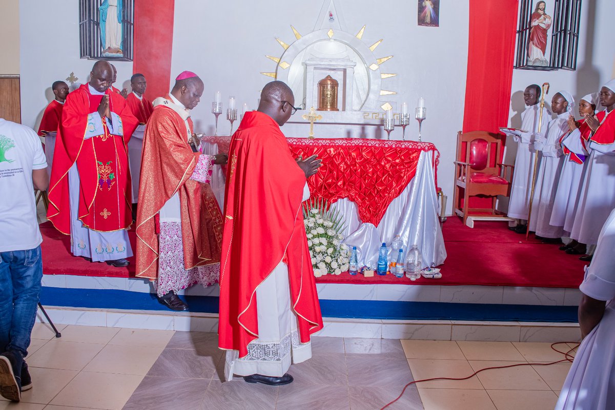 His Grace Maurice Muhatia Makumba, Archbishop of the Kisumu Archdiocese, presided over a confirmation Mass at the JOOUST Chaplaincy, where he joined staff and students in a momentous spiritual celebration.