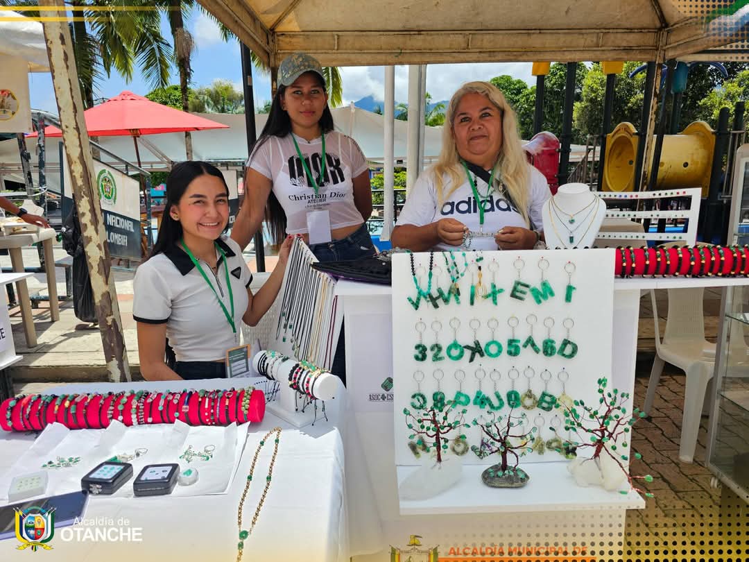1anoticiass's tweet photo. En #Otanche, #Boyacá, se llevó a cabo la Feria Comercial de la Esmeralda. Fotos: Administración Municipal. https://t.co/z3gc1kK7q2