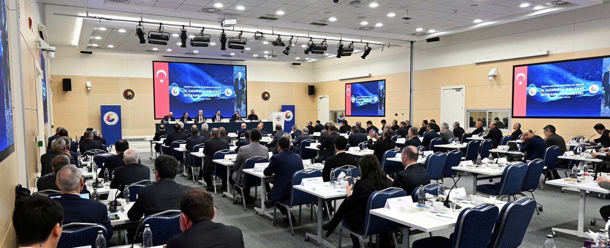 İç Anadolu Bölgesi Oda ve Borsa Başkanlarımızla istişare toplantımızı gerçekleştirdik.

Küresel ekonomide yaşanan ticaret savaşlarının Türkiye ekonomisine etkilerini, il ve ilçelerde yaşanan ekonomik sıkıntıları, iş dünyamızın beklentilerini, sektörel talepleri değerlendirdik.