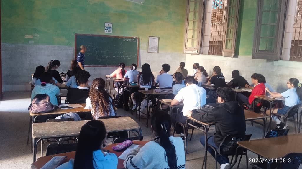 RodriguezYennel's tweet photo. Se preparan los estudiantes de 12mo grado del IPVCE Máximo Gómez Báez de #Camagüey para las pruebas de ingreso a la Universidad. Semana de receso docente que se aprovecha para lograr resultados de calidad. @SuarezCLoreley @NiurkaFraga https://t.co/yrrbgI0hJn