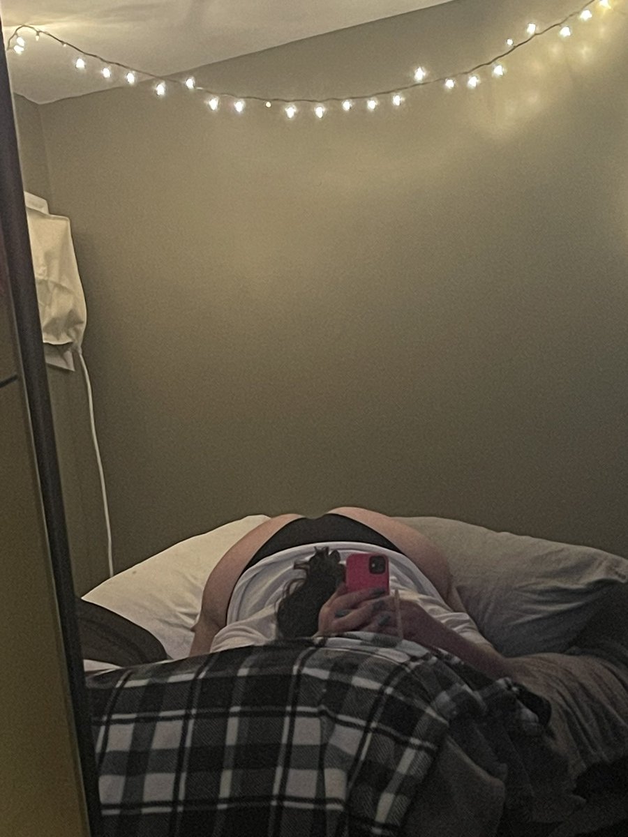 jonninaps's tweet photo. need a big dick behind me 💋 https://t.co/MZD7SdBT5r