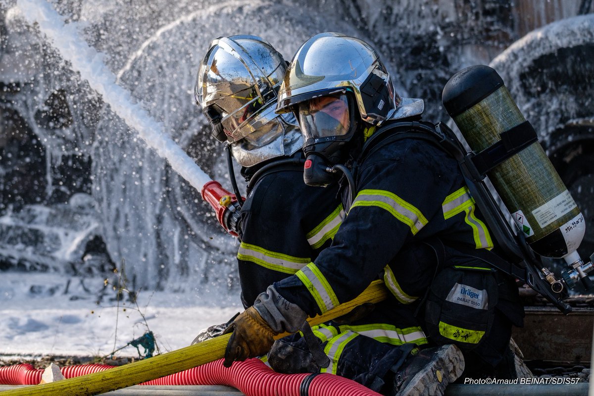 #MoussesAntiIncendie | La Commission européenne 🇪🇺propose d’interdire les #PFAS dans les mousses anti-incendie. Une avancée attendue pour la santé  🩺et l’environnement 🌍. 
La #FNSPF suivra cette transition avec vigilance pour garantir sécurité et efficacité opérationnelle.