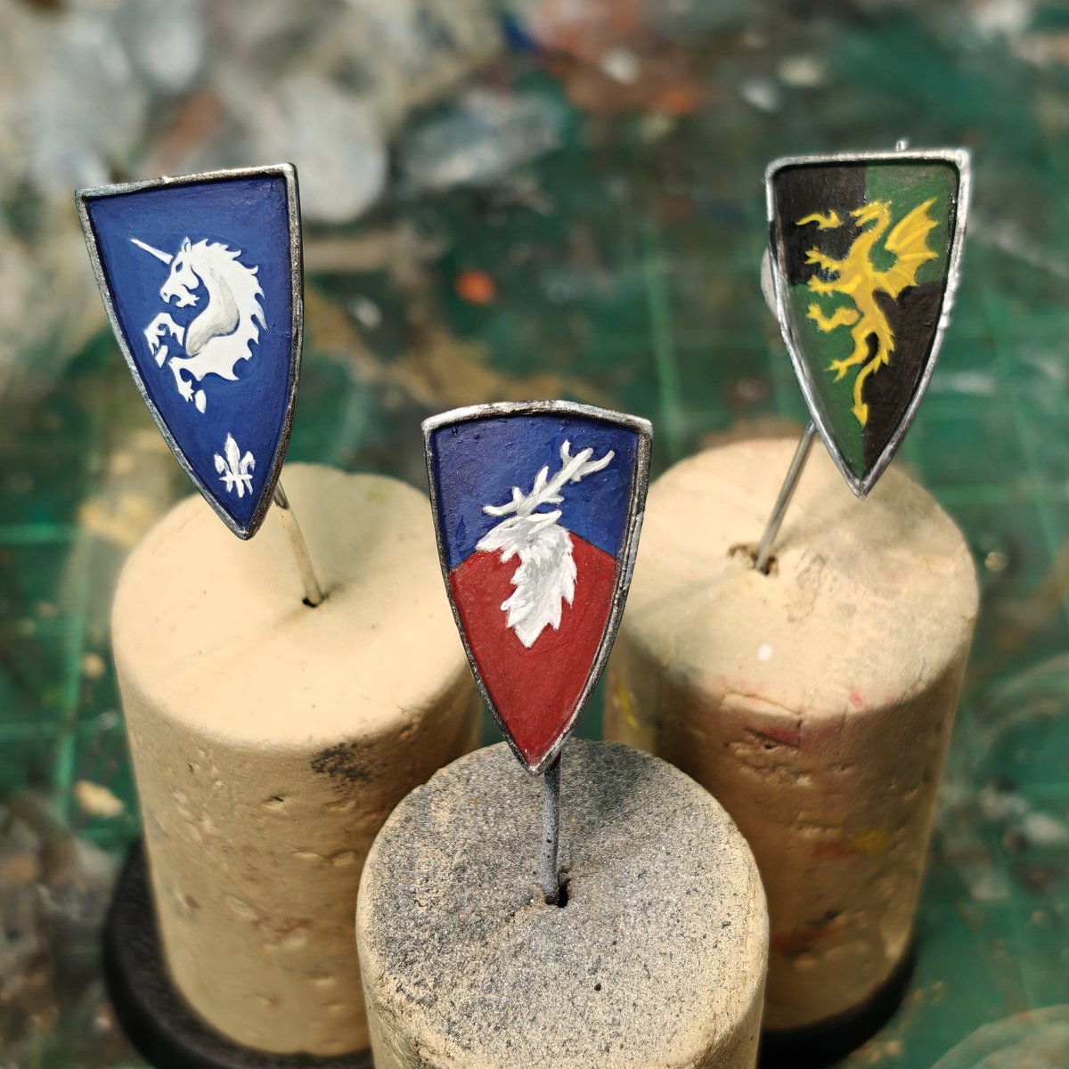 Three new test coats of arms for Bretonnian Knights!
.
.
.
#bretonnia #gamesworkshop #warhammer #WarhammerCommunity