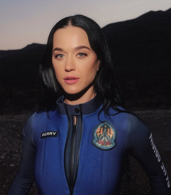AlertesInfos's tweet image. 🇺🇸🚀 INSOLITE - Katy Perry embrasse le sol après son retour de l’espace.