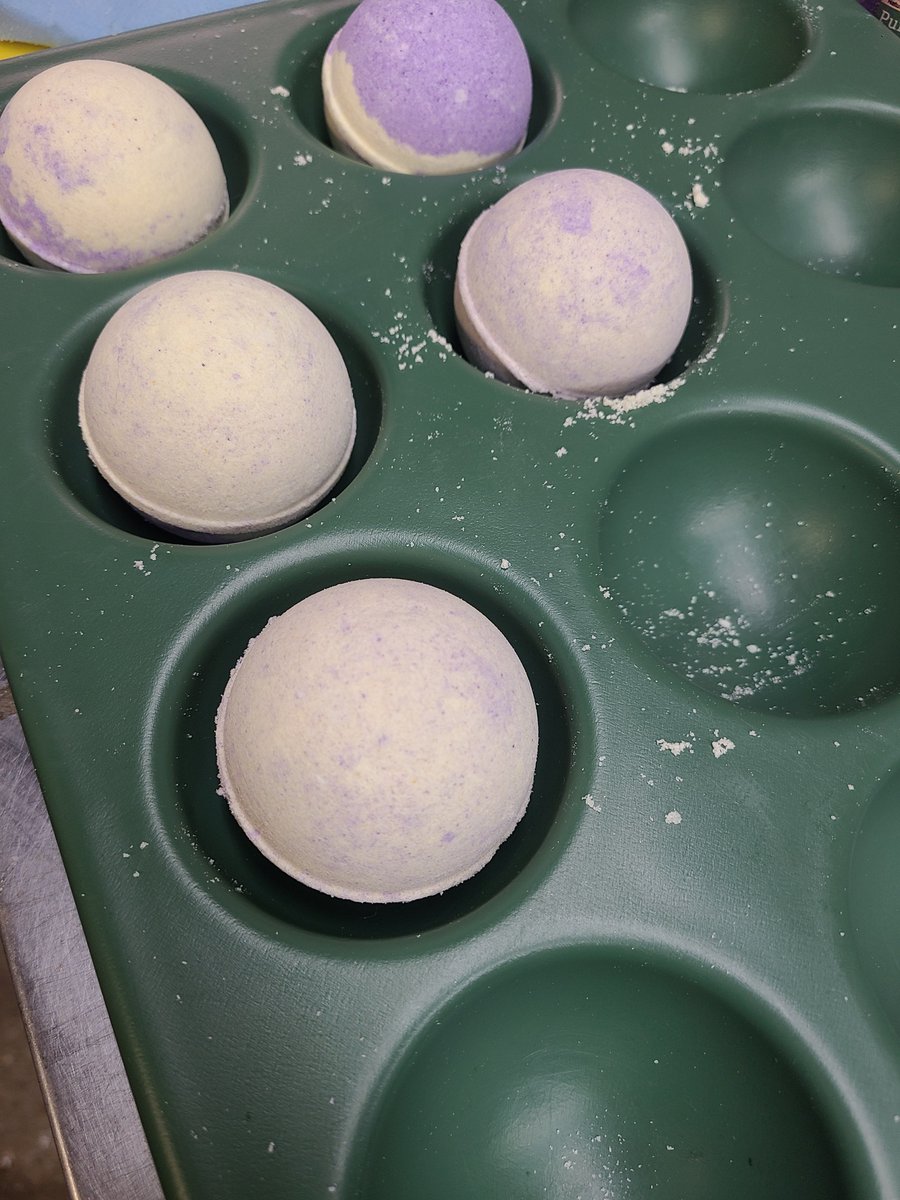 deltamoonsoap's tweet image. Our super mild bath bombs smell amazing and have ingredients like cocoa butter, sweet almond oil, and kaolin clay  #fizzyBathBomb #funBath #FunGift #giftForHer #bffgift