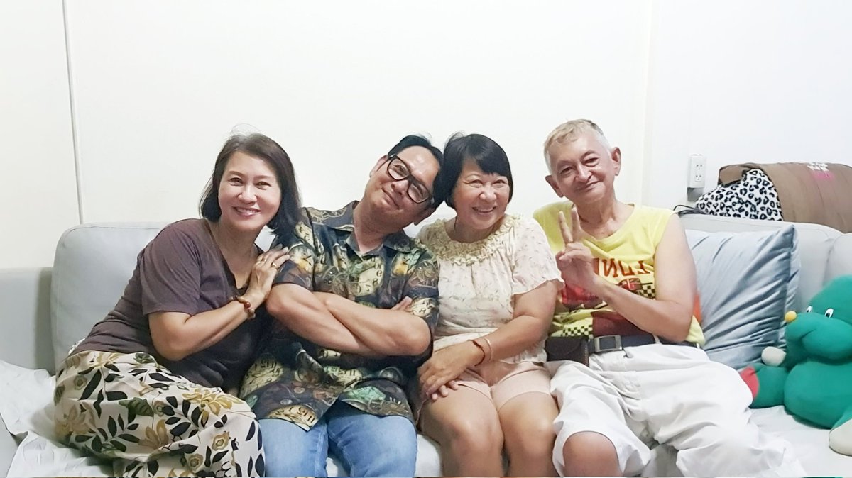 สุขสันต์วันครอบครัวครับ...ขนาดน้องคนเล็กอายุแซยิดแล้ว ที่เหลือรวมแล้วน่าจะพันปี555🤣🤣🤣
#วันสงกรานต์2568 
#วันครอบครัว 
ขอให้ครอบครัวชองทุกคนมีความสุขอยู่ด้วยตลอดเวลานะครับ
😊✌️👍🙏💕