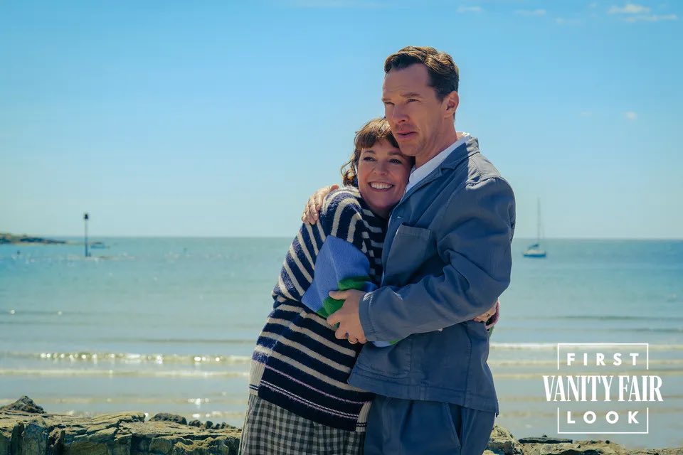 DiscussingFilm's tweet photo. First look at Benedict Cumberbatch & Olivia Colman as a couple in ‘THE WAR OF THE ROSES’ remake

• Follows a couple whose marriage falls apart, leading to an increasingly outrageous divorce battle

• Also starring Andy Samberg, Kate McKinnon, Allison Janney & Ncuti Gatwa

(Source: https://t.co/4XS1c7psvb)