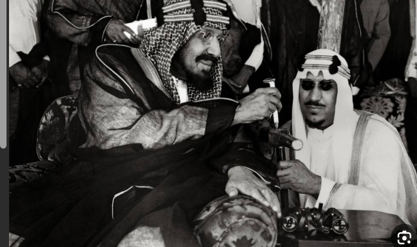 FAS_ALSAUD's tweet photo. عبدالعزيز اللي فعلَه ما يِجهَلْ
شيّد لنا مجدٍ على العز مبني
وحّد ديارٍ شتّها الوقت والأزل
جمع شتات القوم بالحكم والسنّي

سيفه بيمناه وساس الحكم عدل
ورايه التوحيد من بدّ المِحني
نجدٍ تنوّخت له ولبّت له الأمل
وصار الوطن دارٍ على العز تغني

#فيصل بن فهد https://t.co/ChzTsYuju1