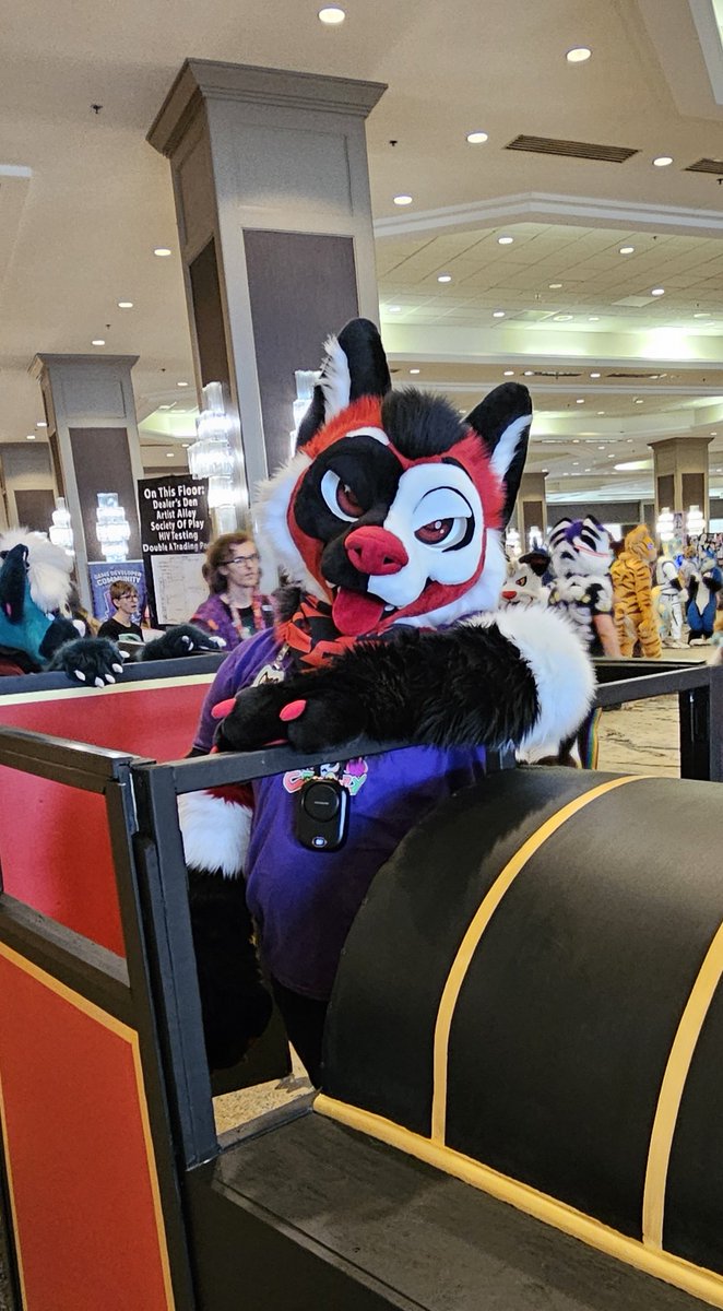 Welp, it's that time. This fox is leaving the station. Thank you all for a wonderful time!!

#TFF2025 #Furry #Fursuit