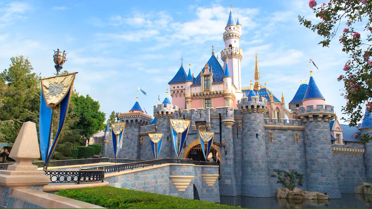 MikesToonTown's tweet image. 70 years ago on this day in 1955, Disneyland opened!
The impact it's had on amusement parks and the world should not be understated.