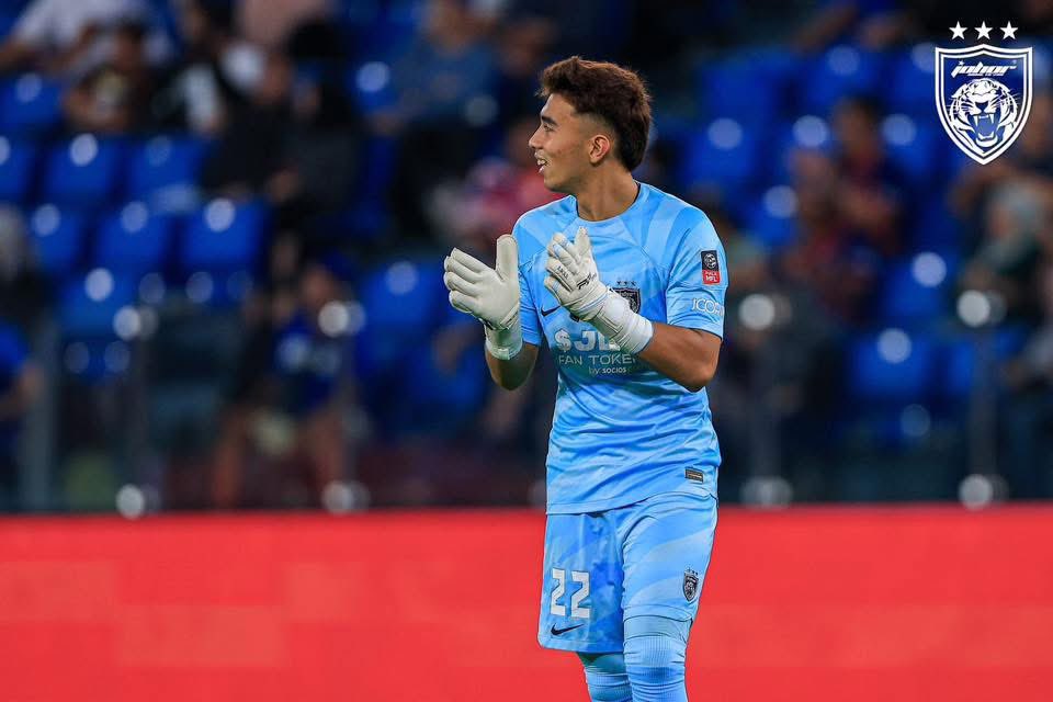 We've sealed the deal! 2024-25 MFL Cup Champions!

FT: JDT II [7-0] PENANG II
(Gabriel Nistelrooy 9’, 66 (pen) / Najmudin Akmal 15’, 27’, 50’ / Romel Morales 22’, 61’)

More photos at facebook.com/share/1EH9LT3K…

#JDTvPEN
#PialaMFL
#WhatCanYouDo
#TheTMJeffect
#LuaskanKuasamuJohor