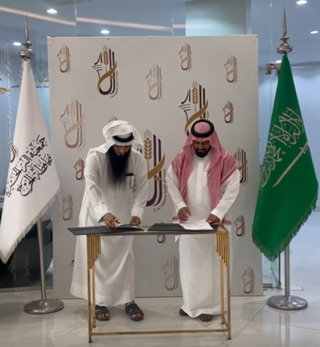 bir_alkharj's tweet photo. في خطوة مباركة نحو العطاء المستدام، وقعت جمعية البر الخيرية #الخرج عقد شراكة مجتمعية مع جمعية سيل الأهلية (ماء ونماء) @sylllksa لتأمين سقيا الماء لمستفيديها، بحضور مديرها التنفيذي  أ.عبدالله بن راشد الغريب. https://t.co/DdRpMYmQ5a