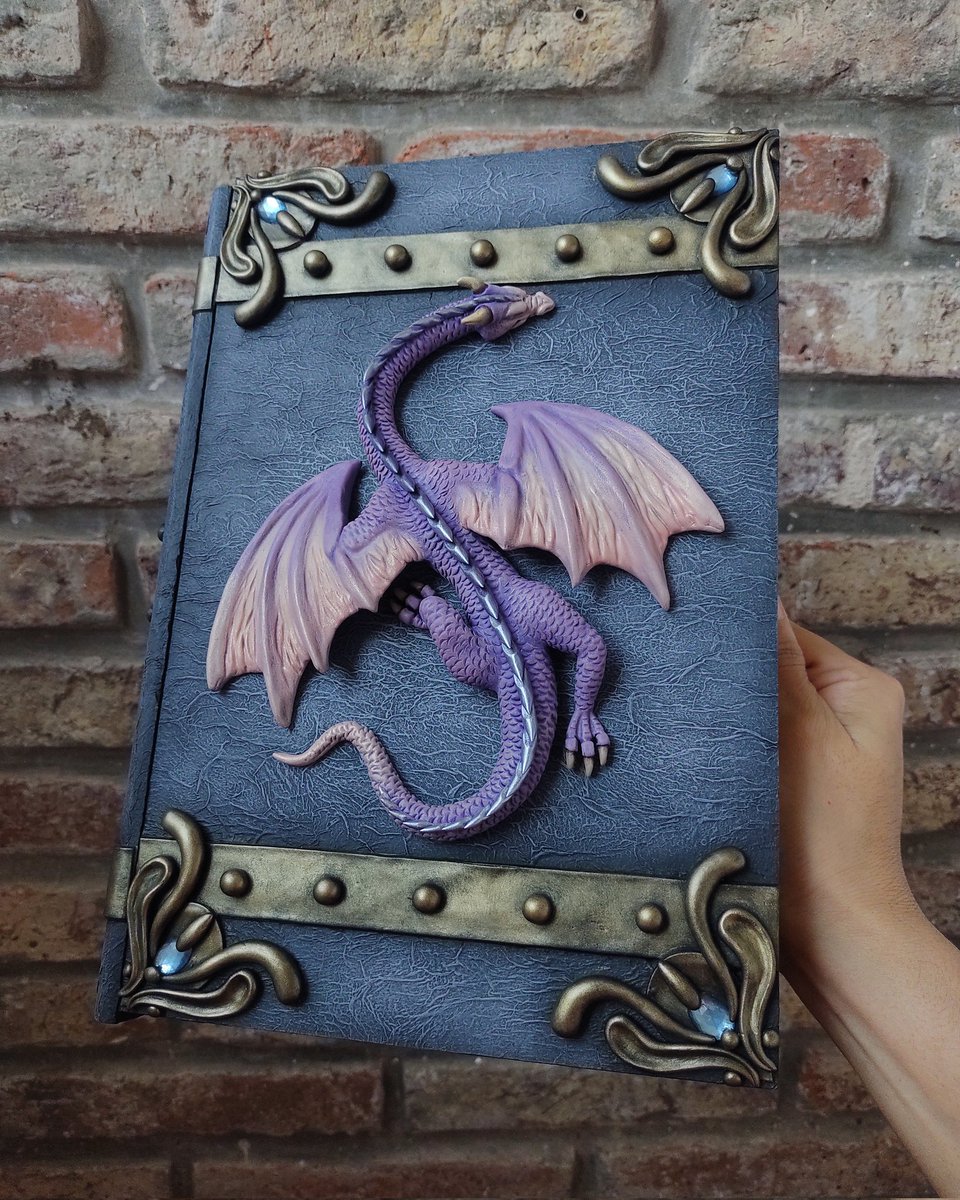 SushiRock_'s tweet image. No me esmeré lo suficiente en este, pero al menos está terminado. La verdad estoy teniendo la cabeza metida en otro proyecto, y me distraigo mucho pensando en cómo va a quedar 😅 
#dragon #dragones #magicbook