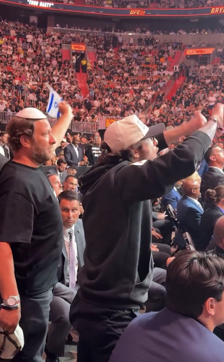 hodgetwins's tweet image. Why was Dave Portnoy waiving the Israel flag at UFC 314? 🤔