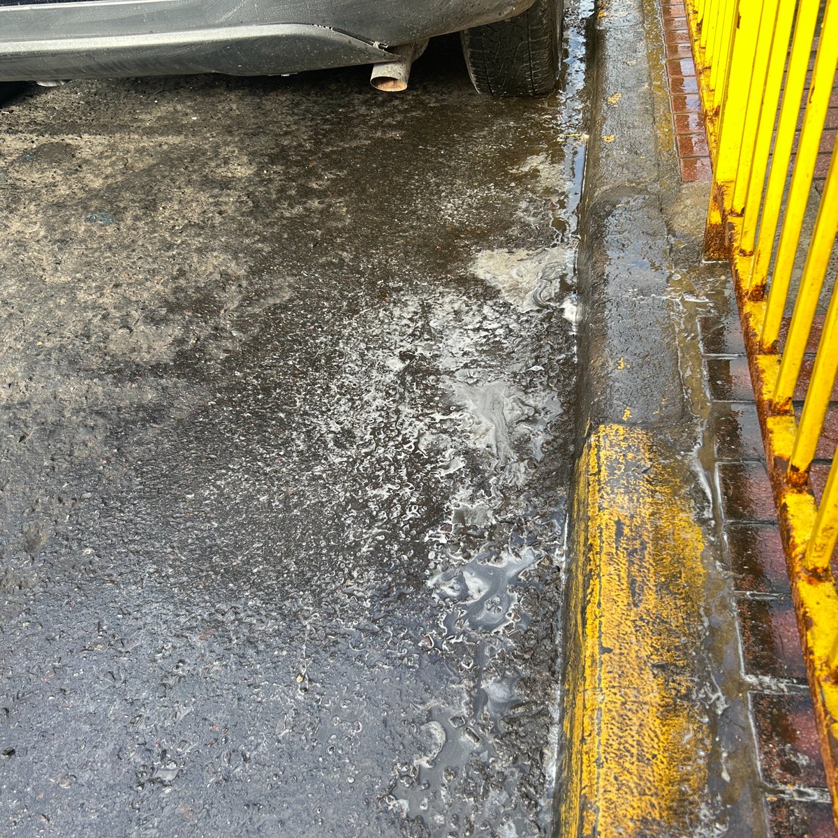SoyTago's tweet photo. Qué clase de ciudad permite que las motos de delivery usen la calle como baño? Llego a trabajar, el olor a orina es asqueroso. Echo cloro y arruino mi ropa. ¡Basta YA! Matta con Prat #Antofagasta 🇨🇱 @SeremiSalud2 @AntofagastaMuni @DPRAntofagasta @SachaRazmilic @CarabAntof https://t.co/QJZMEKq1CI