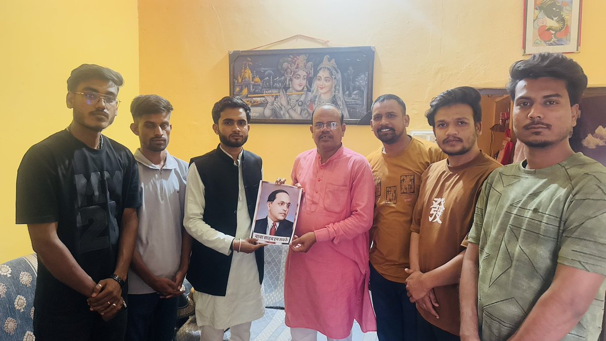 आज अभाविप गंज बासौदा इकाई ने बाबा साहब भीमराव अंबेडकर जी की जन्म जयंती के उपलक्ष्य में "बाबा साहब हम सबके" अभियान चलाया और प्रत्येक समाज के प्रमुख व्यक्ति को बाबा साहब भीमराव अंबेडकर जी की तस्वीर भेंट की। 

#बाबा_साहब_हम_सबके
<a href="/ishaliniverma/">Shalini Verma শালিনী ভার্মা</a> <a href="/ChetasSukhadia/">Chetas Sukhadia</a>