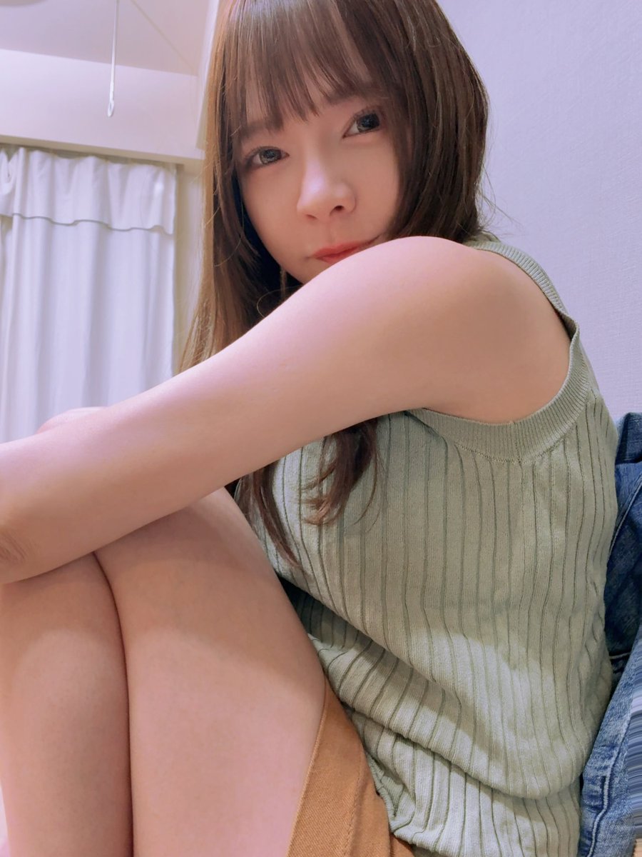 ichijyomio's tweet photo. 言おうか迷ったんだけどねぇ…🥺

みなさん私の作品を観てお気づきの方もいると思いますが

私、夏に胸が一時的に無くなったことがあるのね🥲

発がん性の可能性があるしこりが胸全体に広がっちゃって、

変な膨らみやゴツゴツした違和感などがどんどん酷くなって

お医者さんに除去しなくちゃいけないよっていう忠告を受け、

お医者さんと念入りに打ち合わせを重ね

去年の７月に手術をしました。

その影響で、一時的に胸が無くなってしまいました🥲

本当に一時的なものでしたが

その時の作品が現在たくさん上がっています

ファンの方で、疑問に思った方もいたみたいなので
ここに書かせていただきました

その当時、手術したてだったから形も悪くなっちゃって…
本当ごめんね…

そんな事があっても続けておかわりをくれるメーカーさんや、

この事情を知っているファンの方たちは私を責める事なく普通に接してくれて
本当に感謝しかないです🥲✨

胸が無くなってしまったとき
本当にショックが大きくて、毎日のように泣いていました

胸を入れる手術も考えたのですが

痛み止め薬と、抗生物質がアレルギーで飲めない為、辞めた方がいいというお医者様からの判断で断念いたしました…

おかげさまで今は胸は元に戻ってきているので、引き続き育乳を頑張っていこうと思います。

ぺたんこの時の私も愛してくださる方、ありがとうございます

胸が大きくなるように頑張るので、
これからもよろしくお願い致します🥺