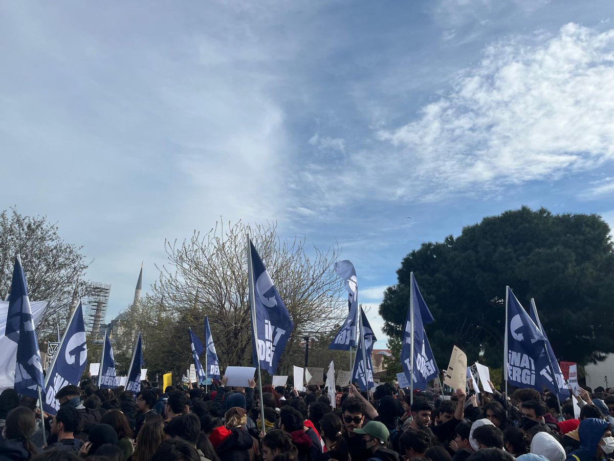 inat_dergi's tweet photo. Sınıflarda onlarız, sokaklarda yüzler, meydanlarda binler. Hep beraberiz biat etmiyoruz! https://t.co/Es6AFSAyAn