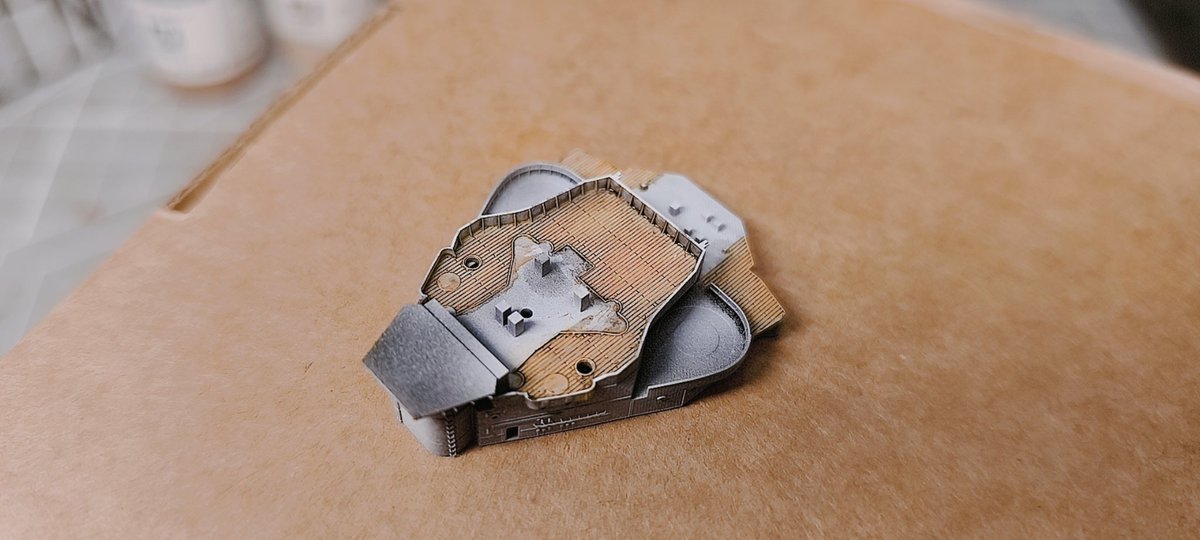 Foxhound637's tweet image. 我今天试着手涂了第一层的木甲板部分,使用白色打底,几种不同颜色的木黄色依次涂装,最后使用棕色渍洗
今日、初めて木製デッキの一部を手で塗ってみました。白を下地に使い、異なる色の木黄色を順に塗り、最後に茶色のステインで仕上げました。
#戦艦長門 #700スケモ #700scale #艦船模型