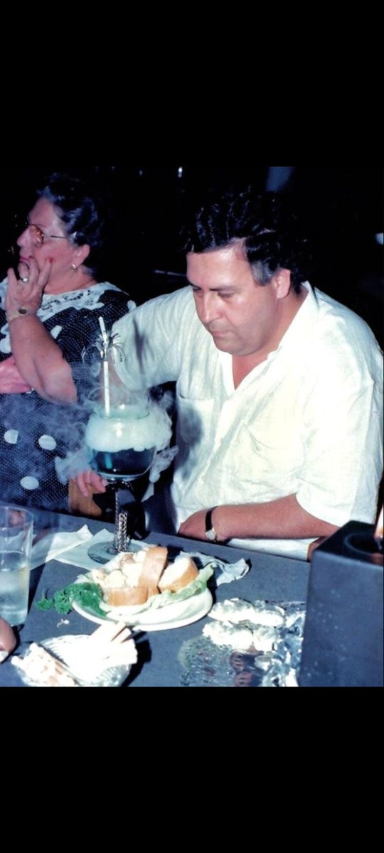 Ο πατέρας μου σε χοροεσπερίδα δίπλα η γιαγιά μου η Χρυσοβαλάντο αθώα χρόνια αγνά