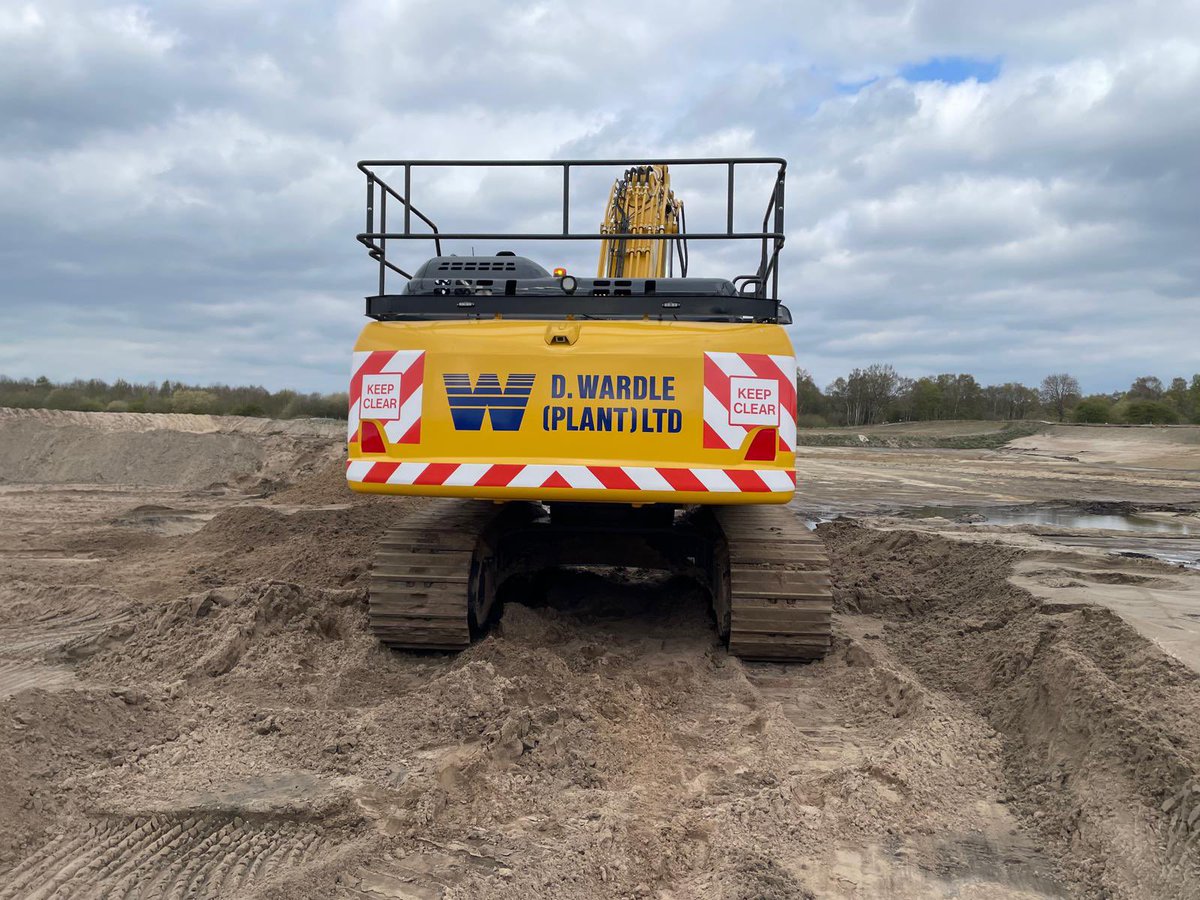 New Komatsu Hybrids arriving as part of a fleet replacement,so far 😊 <a href="/MarubeniKomatsu/">Marubeni-Komatsu</a>