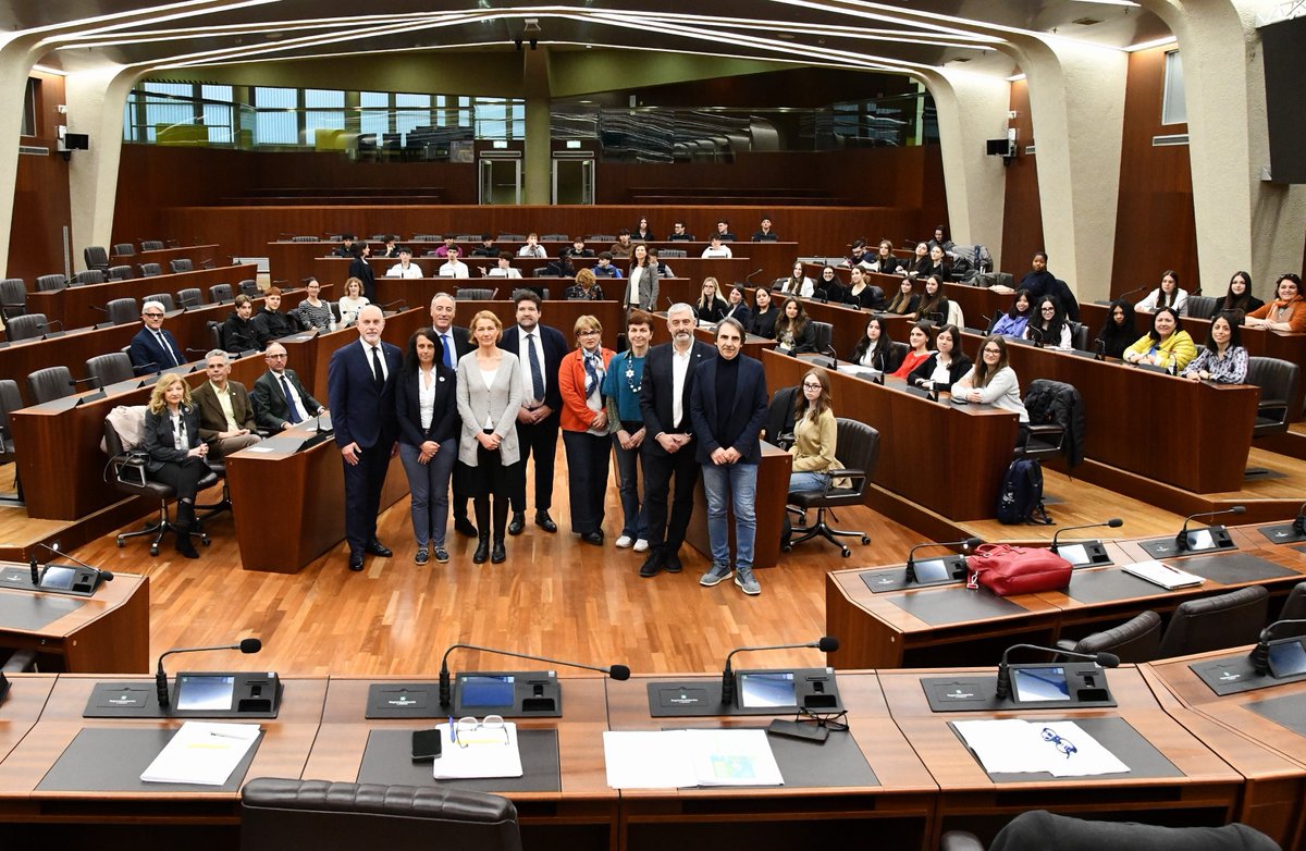 CR Lombardia (@conslomb) on Twitter photo Studenti di #Milano, #Brescia, #Cremona e #Lodi hanno illustrato alla Commissione #Ambiente, in Aula consiliare a Palazzo Pirelli, i loro progetti per la qualità dell'aria nell'ambito dell'evento Hackathon, promosso da <a href="/UNICEF_Italia/">UNICEF Italia</a> e <a href="/RegLombardia/">Regione Lombardia</a>.
👉tinyurl.com/4mt3wm7t Studenti di #Milano, #Brescia, #Cremona e #Lodi hanno illustrato alla Commissione #Ambiente, in Aula consiliare a Palazzo Pirelli, i loro progetti per la qualità dell'aria nell'ambito dell'evento Hackathon, promosso da <a href="/UNICEF_Italia/">UNICEF Italia</a> e <a href="/RegLombardia/">Regione Lombardia</a>.
👉tinyurl.com/4mt3wm7t