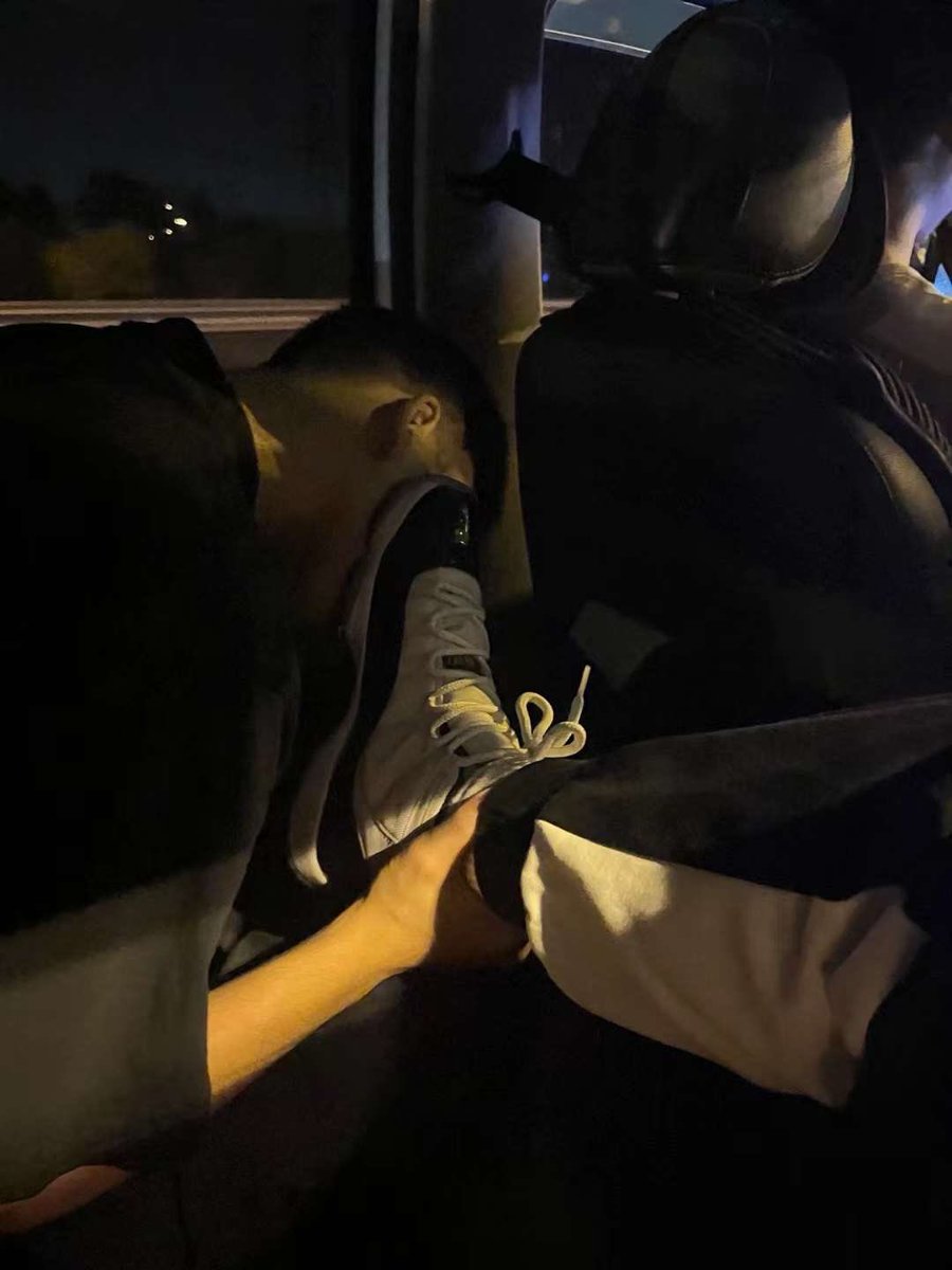 翘着二郎腿骚逼就把脸往上蹭，快车司机从反光镜看见咳嗽了两声。畜生🐶更兴奋了，直接用舌头👅开始舔了