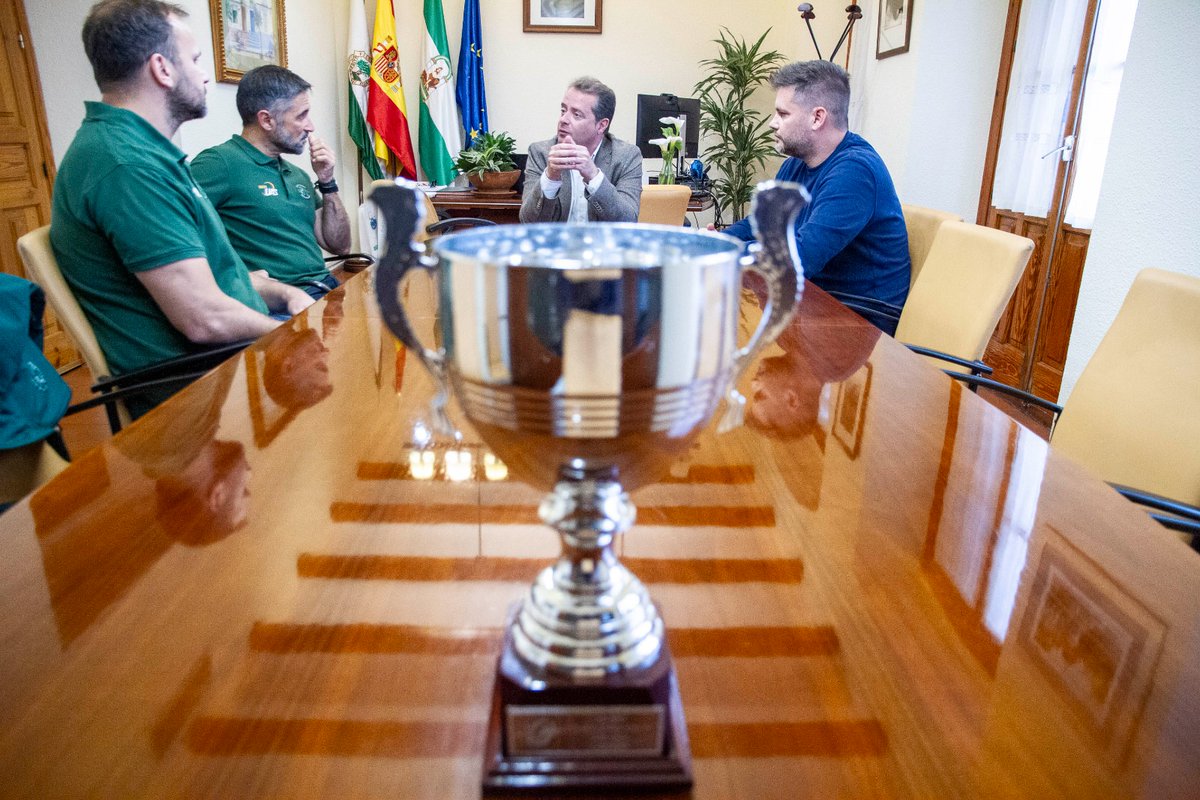 📢 Recibimiento por parte del Ayuntamiento

El Viernes 11 de Abril, una representación del CD Rugby Mairena fue recibida en el Ayto de Mairena del Aljarafe por el Alcalde Antonio Conde, y por el Concejal Jose Luis Girón.

Gracias por vuestro apoyo al club y el reconocimiento.