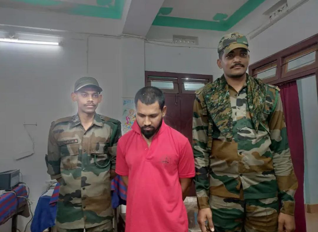 त्रिपुरा विधायक के भतीजे इमरान हुसैन और उसके साथियों ने मदरसा छात्रावास में 14 वर्षीय लड़की के साथ सामूहिक बलात्कार किया।

रिपोर्ट के अनुसार, उसी गांव की रहने वाली पीड़िता अपने रिश्तेदार की शादी में शामिल होने जा रही थी, तभी एक नाबालिग समेत दो लोगों ने उसका अपहरण कर लिया।

वे उसे
