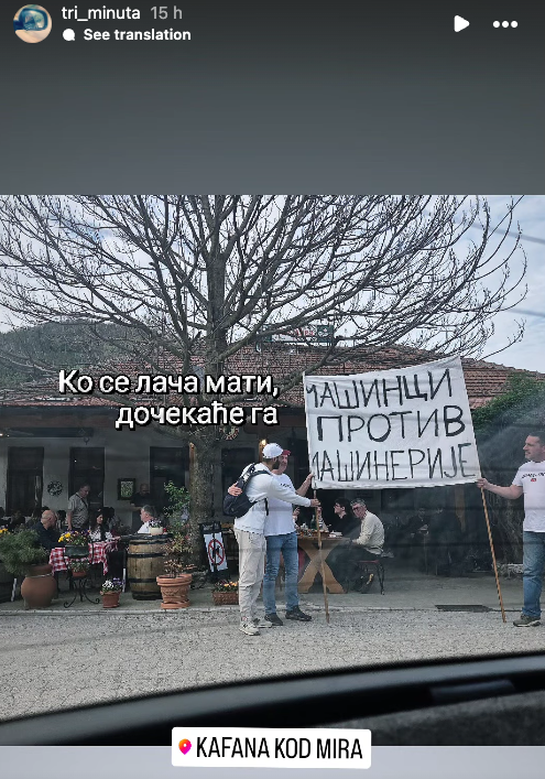 ivancosic's tweet photo. Žena je vozila studente iz Pazara kolima. Studenti je pitali je jel ima mesta za neki njihov transparent u gepeku. Ona im kaže - naravno, napravićemo mesta. 

Oni uguraše nešto umotano, neke štapove i krenuše. 

Posle nekog vremena ona insistira da ih časti ručkom usput, kaže ima tu najstarija srpska kafana Miro, oni se nećkaju i uspe da ih nagovori. 

Ulaze, a unutra prepuno, nema mesta. 

Kao jebi ga, šta da se radi sad, šteta. 

Tek jedan od studenta pita "a da izvadimo transparent pa da probamo?". 

Ona pita "kakav transparent, šta da probate?". 

Oni joj objasne "onaj iz gepeka..." 

Odu oni i vraćaju se s transparentom "Mašinci protiv mašinerije"

Ona ne može da veruje...

Cela kafana se diže, vrište, slikaju se, plaču svi...

Ručali... 

(Prenosim vam priču uz koju i ja oplakah danas, ali sa dozom rezerve, a onda sam video sliku sa Instagrama)