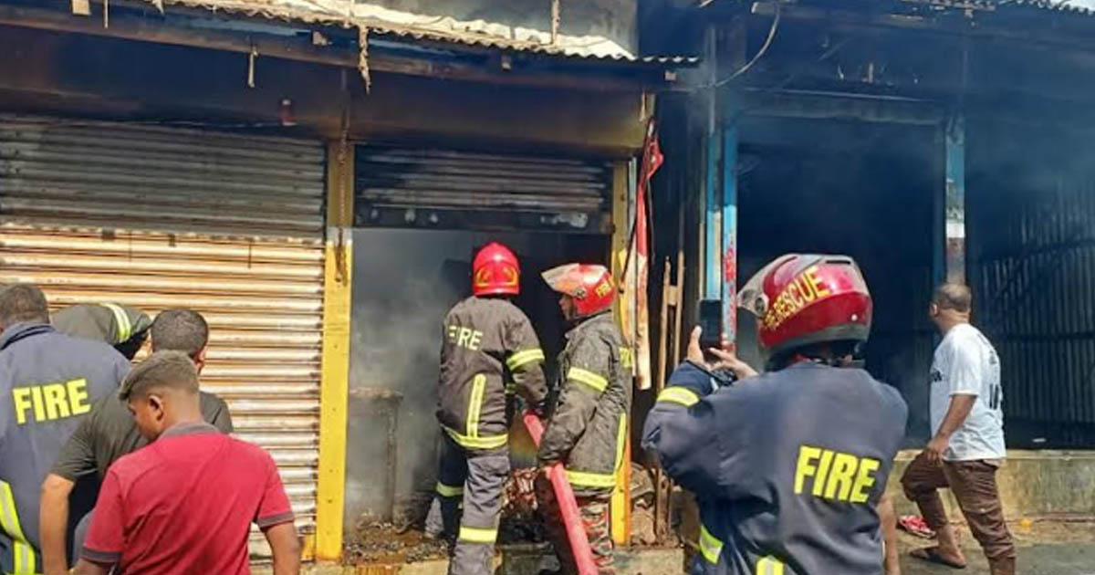 সখীপুরে অগ্নিকাণ্ডে তিন ব্যবসায়ীর স্বপ্ন পুড়ে ছাই