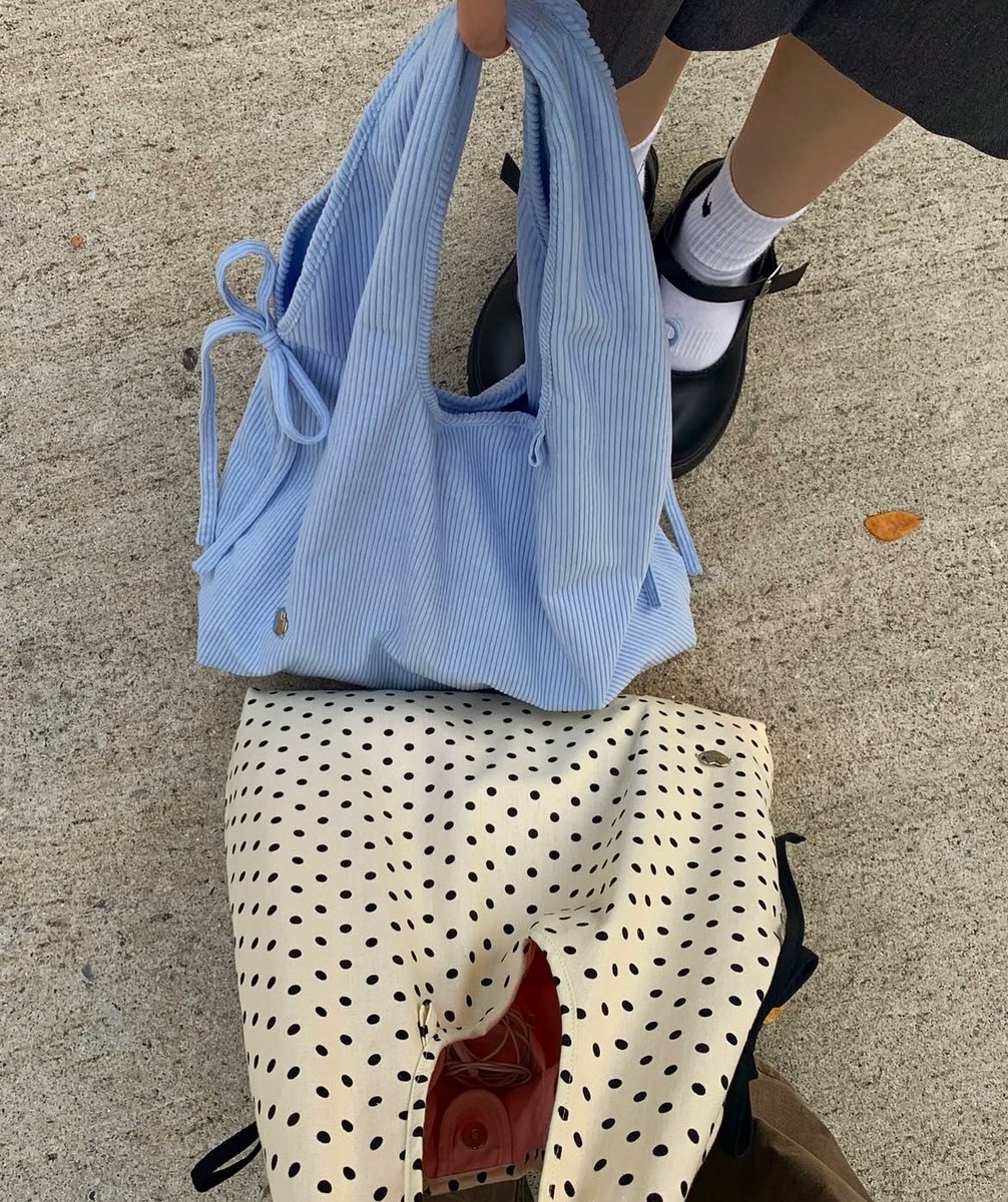 กระเป๋า polka dot น่ารักมากกก เลิ้บเวอร์สุดๆ จุของได้เยอะด้วย 🤎🥺🎀 ของร้าน shopsunscreme คับ 💬