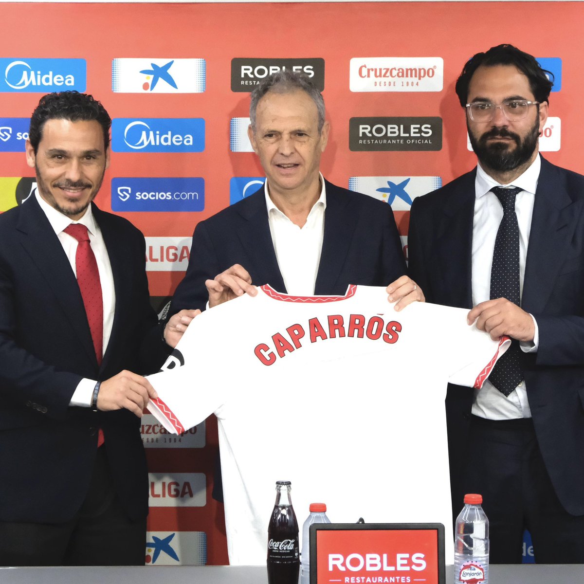 Con la mismo ilusión y energía. Deseando de volver a pisar el césped y de volver a veros. 

"Siempre que digo Sevilla,estoy nombrando a la par,
al equipo de mi vida y a mi sueño de ciudad.
Blanco de cal que se junta al rojo de la pasión,
colores de mi Sevilla, colores de mi